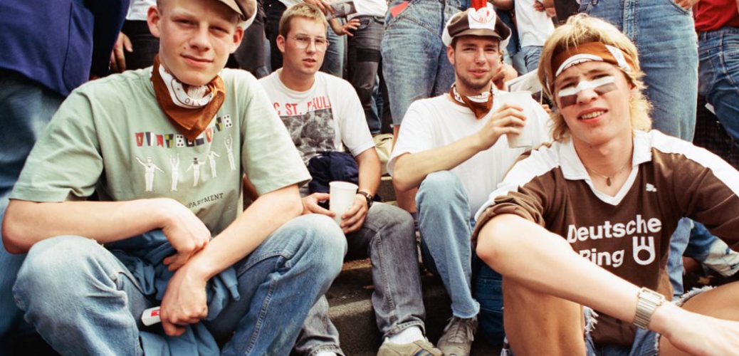 1990-91 Fans mit T-Shirt Volker hoer die Signale (Archiv 1910 eV)