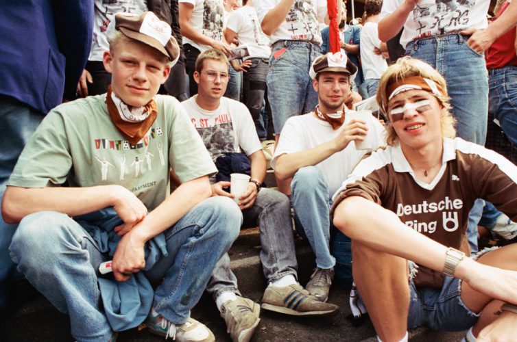 1990-91 Fans mit T-Shirt Volker hoer die Signale (Archiv 1910 eV)