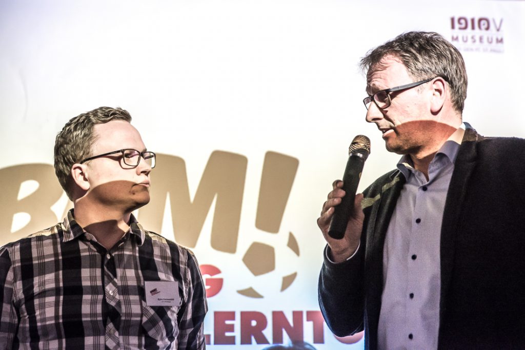 Stefan Kiefer, Vorstandsvorsitzender der DFL Stiftung (rechts) und Björn Ferneschild (Lernort VfL Wolfsburg, links). | Foto Ariane Gramelspacher, Arigrafie
