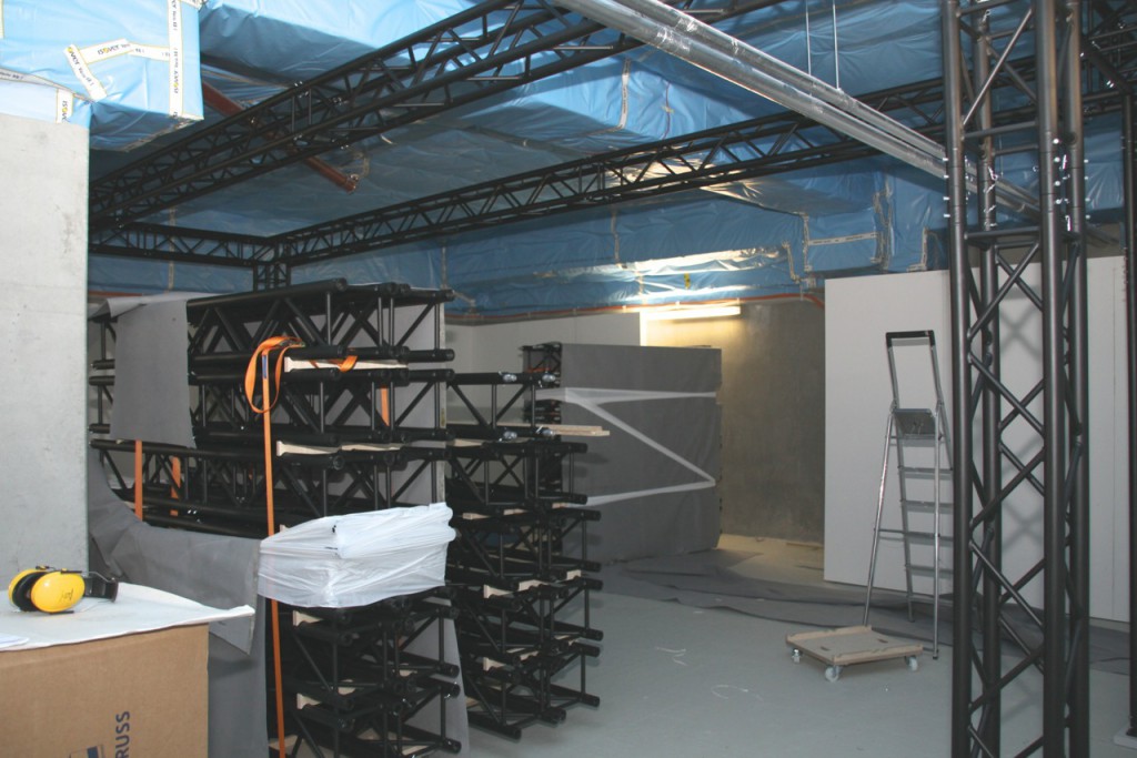Stahltraversen und Stellwände unterteilen die 600 Quadratmeter große Fläche in Ausstellungsräume. FFoto: <a href="http://www.bontempo.de">bontempo</a> - temporäre architektur